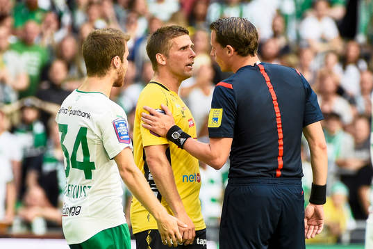 Domare Andreas Ekberg diskuterar med Elfsborgs Anders