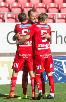 Norrköpings Emir Kujovic kramas om efter mål 1-3