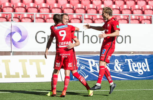 Norrköpings Emir Kujovic kramas om av Arnor Ingvi Traustason och Christoffer Nyman efter mål 1-3