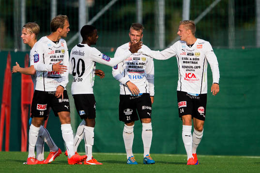 Mjällbys Mattias Håkansson (h) jublar