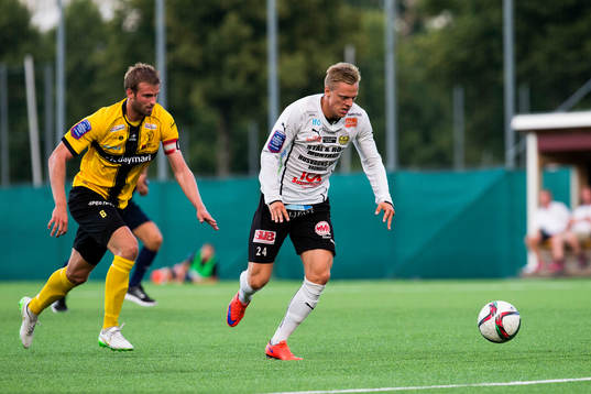 Frej Täbys Johannes Gustafsson jagar Mjällbys Mattias