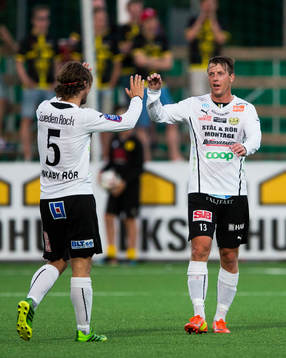 Mjällbys William Leandersson och Daniel Nilsson  jublar