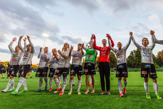 Mjällbys spelare firar segern tillsammans med publiken