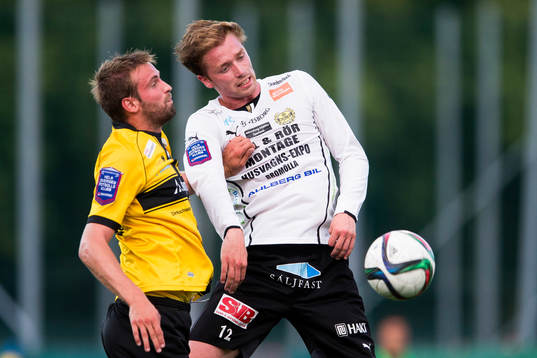 Frej Täbys Johannes Gustafsson i en nickduell med