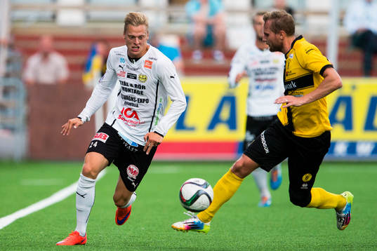 Mjällbys Mattias Håkansson tar sig förbi Frej Täbys