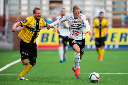 Mjällbys Mattias Håkansson tar sig förbi Frej Täbys