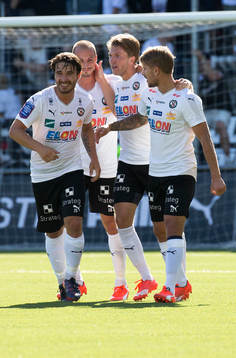 Örebros Erik Moberg kramas om efter mål 1-2
