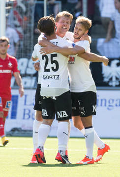 Örebros Erik Moberg kramas om efter mål 1-2