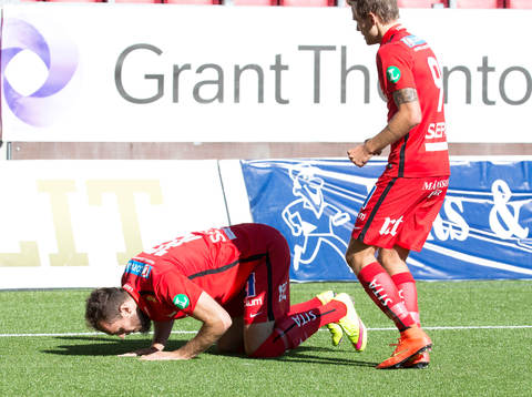 Norrköpings Emir Kujovic kysser gräset efter mål 1-3
