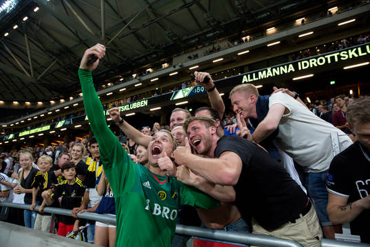 s målvakt Patrik Carlgren firar med fansen