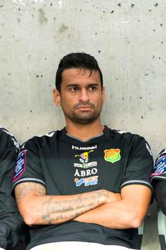 GAIS Francisco Wagsley Rodrigues de Sousa på bänken innan fotbollsmatchen i Superettan mellan GAIS och Värnamo den 11 augusti 2015 i Göteborg.