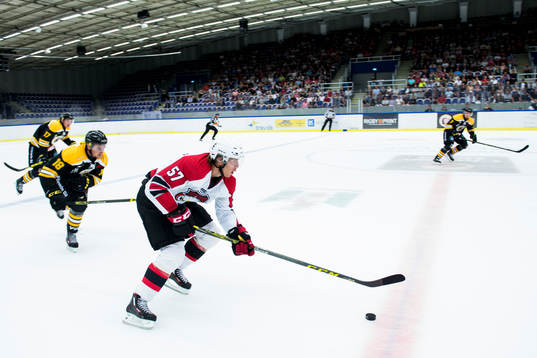Malmö Redhawks Johan Ivarsson jagad av Panterns Fabian