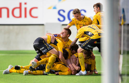 Elfsborgs spelare jublar efter 3-2 målet på straff