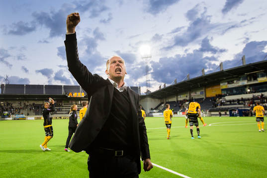 Elfsborgs manager Magnus Haglund firar med knuten knäve