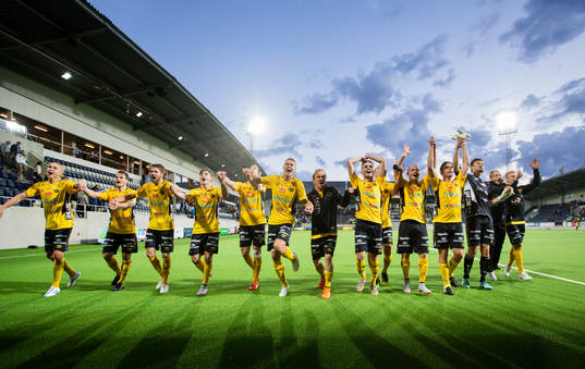 Elfsborgs spelare firar segern med fansen