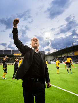 Elfsborgs manager Magnus Haglund firar med knuten knäve