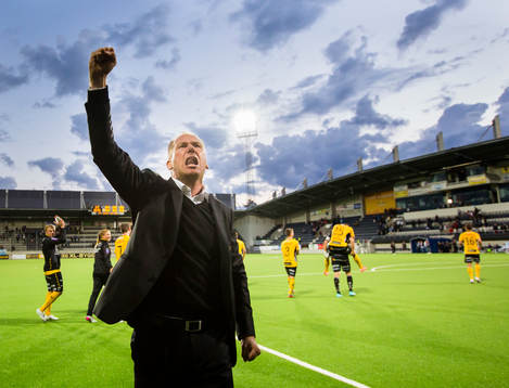 Elfsborgs tränare Magnus Haglund firar med knuten knäve
