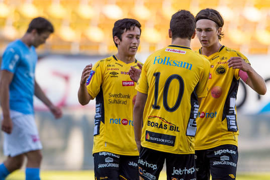 Elfsborgs Arian Kabashi (rygg mot kameran) jublar