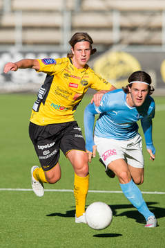 Kamp om bollen mellan Elfsborgs Simon Olsson och Malmö FFs