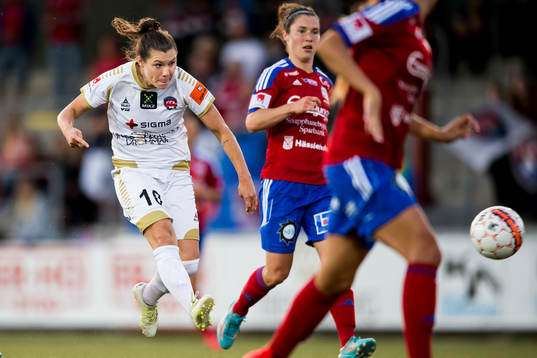 Rosengårds Ramona Bachmann testar skott