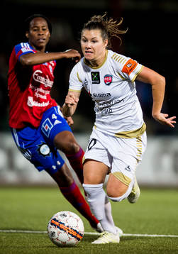 Rosengårds Ramona Bachmann tar sig förbi Vittsjös Ifeoma