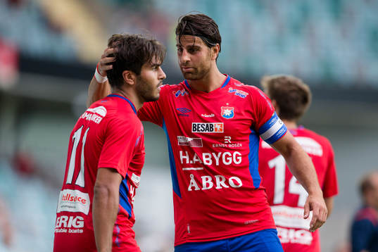 Örgrytes William Atashkadeh jublar och kramas om av George