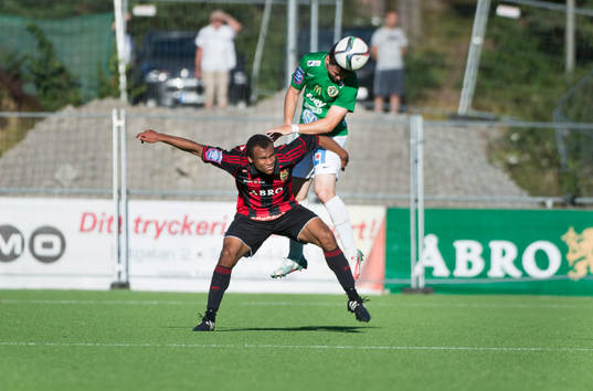Brommapojkarnas Serge-Junior Martinsson Ngouali i kamp om bollen med Jönköping Södras Jonathan Tamimi