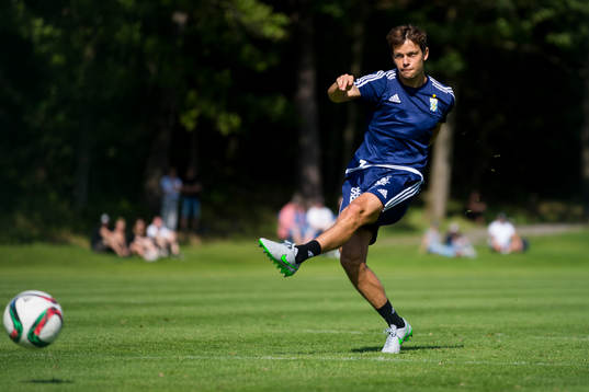 IFK Göteborgs Mads Albaek skjuter ett skott