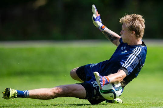 IFK Göteborgs målvakt Marcus Sandberg räddar ett skott