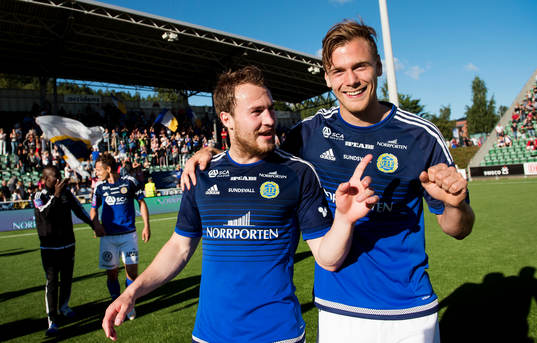 Sundsvalls Rúnar Már Sigurjónsson och Leo Englund jublar
