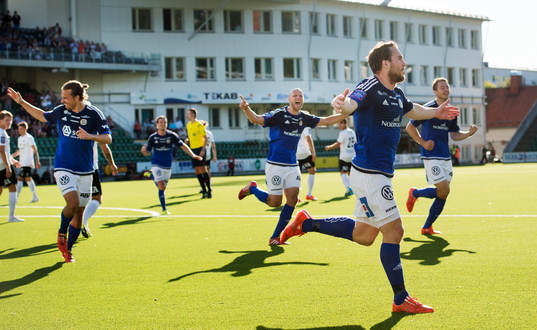 Sundsvalls Rúnar Már Sigurjónsson jublar efter att ha gjort 1-0