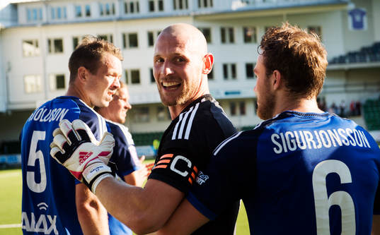 Sundsvalls Jon Gudni Fjoluson, målvakt Tommy Naurin, Rúnar Már Sigurjónsson jublar
