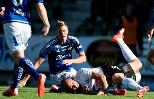 Sundsvalls Joakim Nilsson kör över Örebros Pär Ericsson