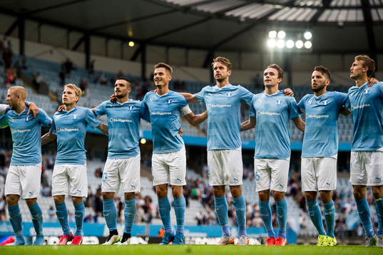 Malmö FFs Anton Tinnerholm, Oscar Lewicki, Vladimir Rodic, Markus Rosenberg, Kari Arnason, Andreas Vindheim, Erdal Rakip och Magnus Wolff Eikrem jublar framför publiken