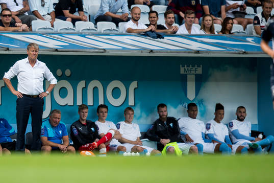 Malmö FFs tränare Åge Hareide tillsammans med sin avbytarbänk