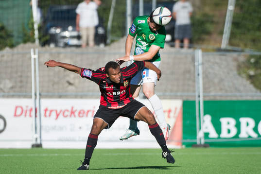 Brommapojkarnas Serge-Junior Martinsson Ngouali i kamp om bollen med Jönköping Södras Jonathan Tamimi