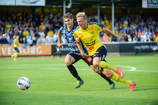 Mjällbys Mattias Håkansson  med bollen