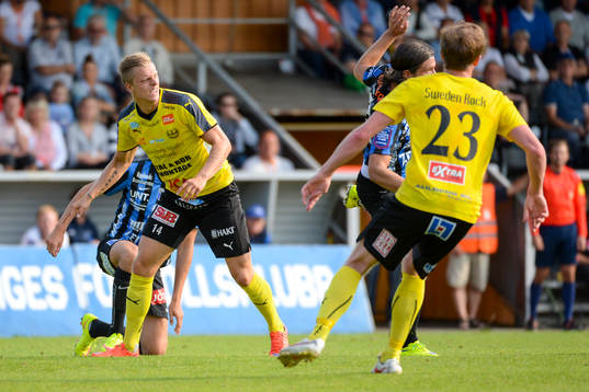 Mjällbys Mattias Håkansson med bollen