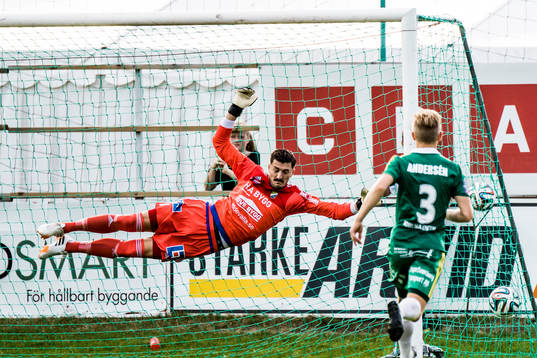 Ljungskiles målvakt Ivo Vazgec  släpper in en frispark