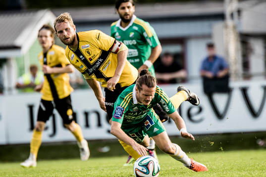Ljungskiles Jonas Lindberg blir tacklad av Frej Täbys