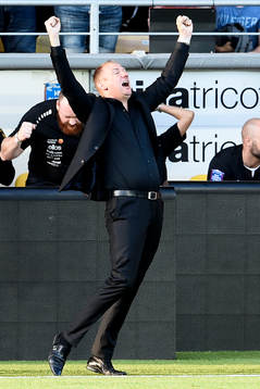 Elfsborgs manager Magnus Haglund jublar