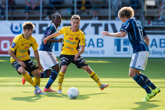 Kamp mellan Elfsborgs Arber Zeneli och Adam Lundqvist mot