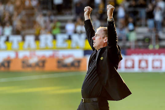 Elfsborgs manager Magnus Haglund jublar
