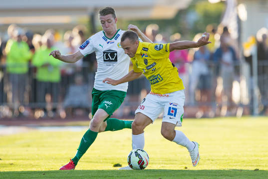 Hammarbys Birkir Már Saevarsson och Falkenbergs Calle Wede