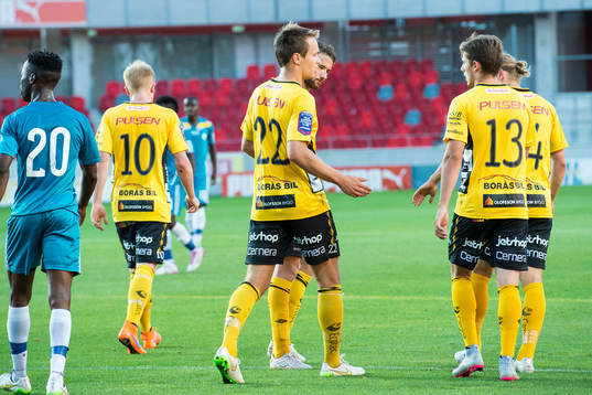 Elfsborgs Viktor Prodell (mitt i bild) jublar efter gjort 1-0