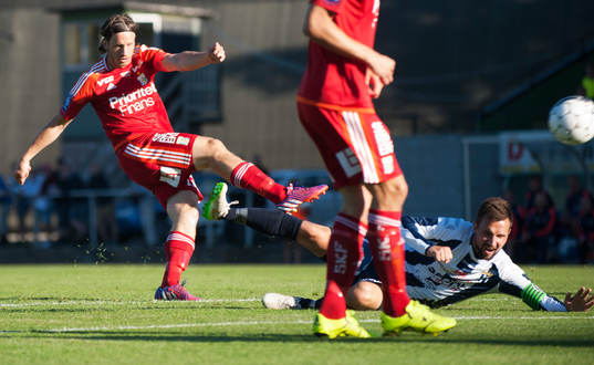 IFK Göteborgs Gustav Svensson skjuter centimetrar över