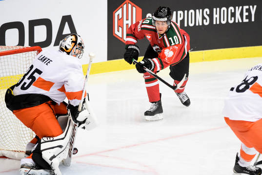 Frölundas Mattias Janmark och Sheffield Steelers målvakt