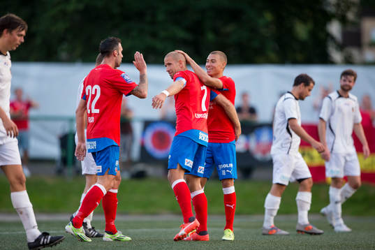 Helsingborgs Mattias Lindström jublar ihop med Jordan Larsson och Rade Prica