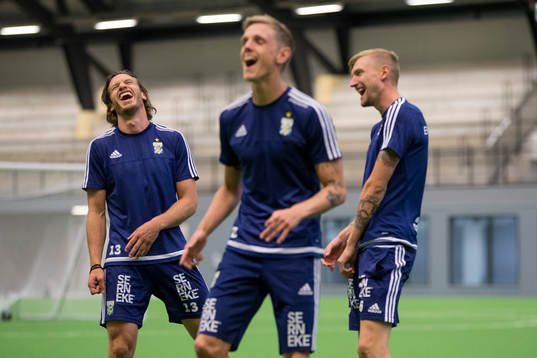 IFK Göteborgs Gustav Svensson, Sören Rieks och Sebastian Eriksson skrattar