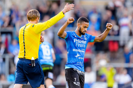 Halmstads Junes Barny jublar efter att Antonio Rojas kvitterat till 2-2